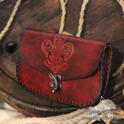 Escarcelle de ceinture gravée d'un motif d'une fleur de lys