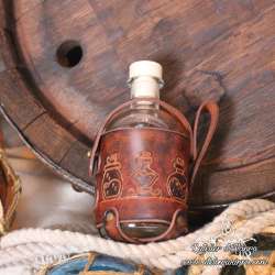 Petite gourde en verre avec support en cuir gravé 3 potions
