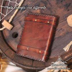 Grimoire en cuir format A6 gravé d'un Pirate au tricorne