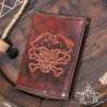Grimoire en cuir format A6 gravé d'un Pirate au tricorne