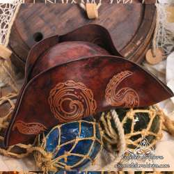 Chapeau Tricorne en cuir artisanal entièrement gravé de Tentacules