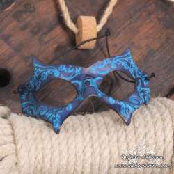 Masque en cuir fin orné d'arabesque